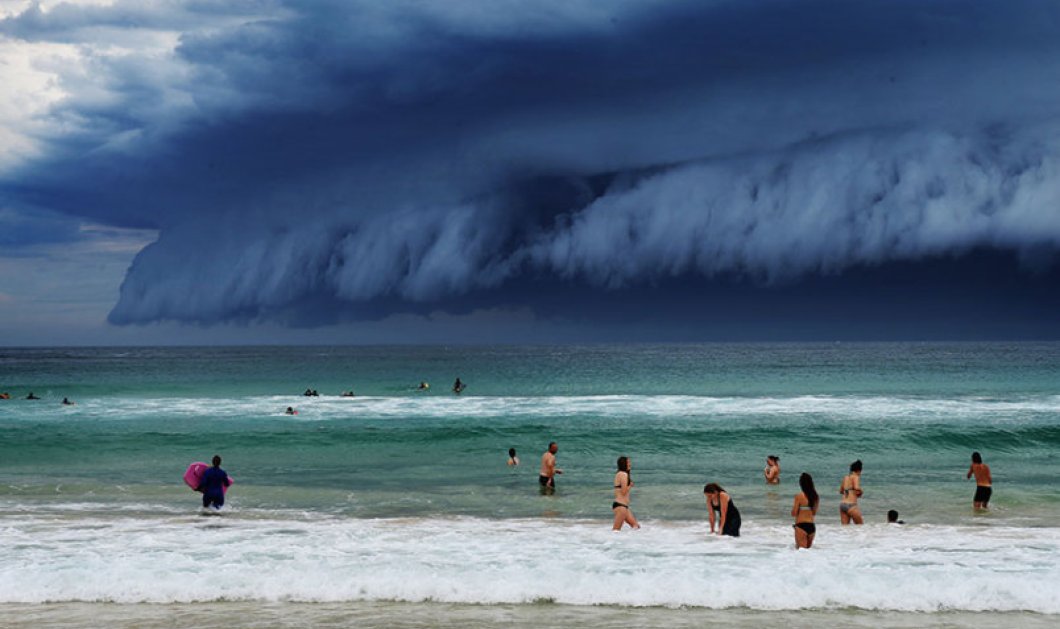 Το θαύμα της φύσης: Τσουνάμι από σύννεφα 'χτυπάει' το Σίδνεϊ - Photograph by REX