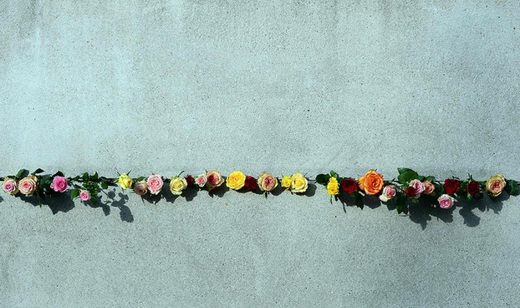 Γραμμή ζωής: Μια χαραμάδα λουλούδια για την επέτειο των 27 χρόνων από την πτώση του τείχους του Βερολίνου έβαλαν άγνωστοι στο μνημείο AFP / dpa / Maurizio Gambarini