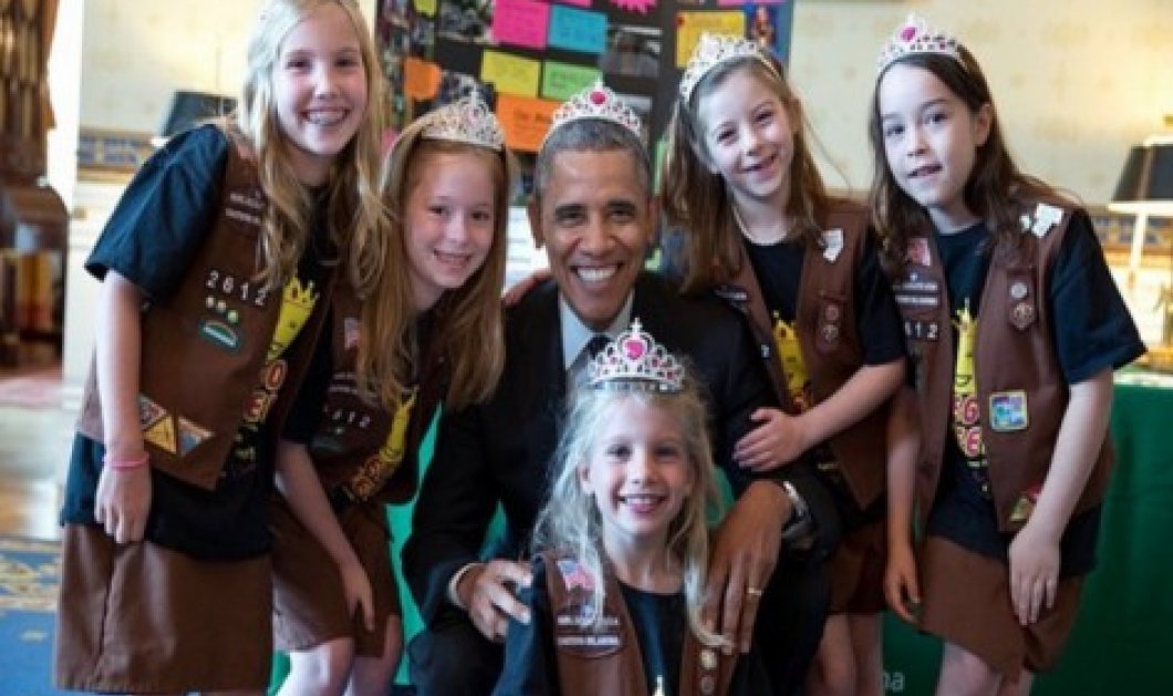 27/12/2014 - Ο πλανητάρχης Μπάρακ Ομπάμα ποζάρει φορώντας τιάρα παρέα με πέντε μικρές προσκοπίνες! Reuters