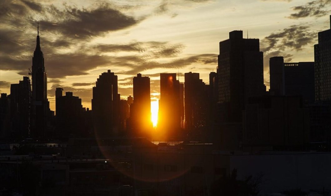 Φωτογραφία του φαινομένου «Μανχάτανχετζ», κατά το οποίο το φως του ήλιου που δύει διαχέεται παράλληλα με τη ρυμοτομία του Μανχάταν - Picture: EPA / ALBA VIGARAY 