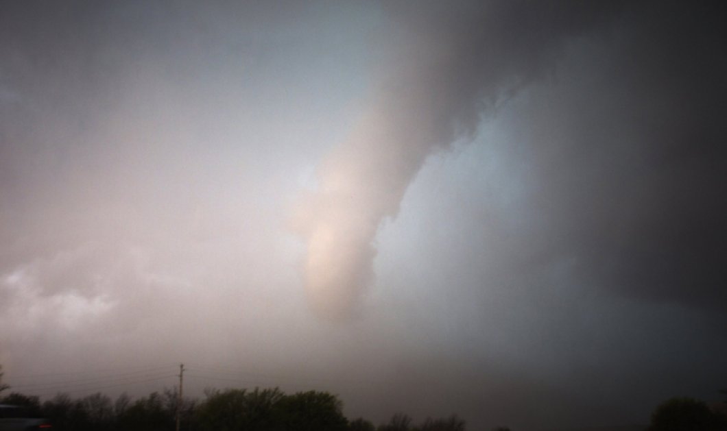 27/3/15 - H οργή της φύσης αποτυπωμένη σε αυτό το καρέ - Ο τυφώνας που "χτύπησε" την Οκλαχόμα και τη "βύθισε" στο σκοτάδι - Φωτό: Reuters