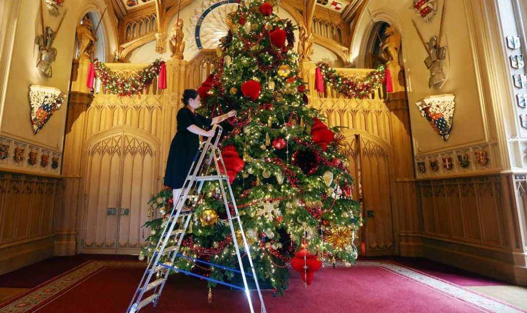 28/11/14 - Η Φωτογραφία της Ημέρας - Ένα πανέμορφο χριστουγεννιάτικο δένδρο ύψους... 6 μέτρων κοσμεί την εκκλησία του Αγ. Γεωργίου στο Berkshire - Φωτό: Steve Parsons/PA Wire