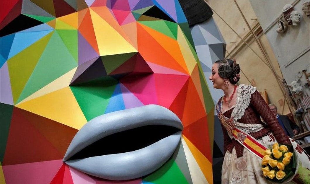 Χρώματα & φαντασία στα γλυπτά του φεστιβάλ Λας Φάγιας στην γραφική Βαλένθια - Φωτογραφία: EPA / Manuel Bruque