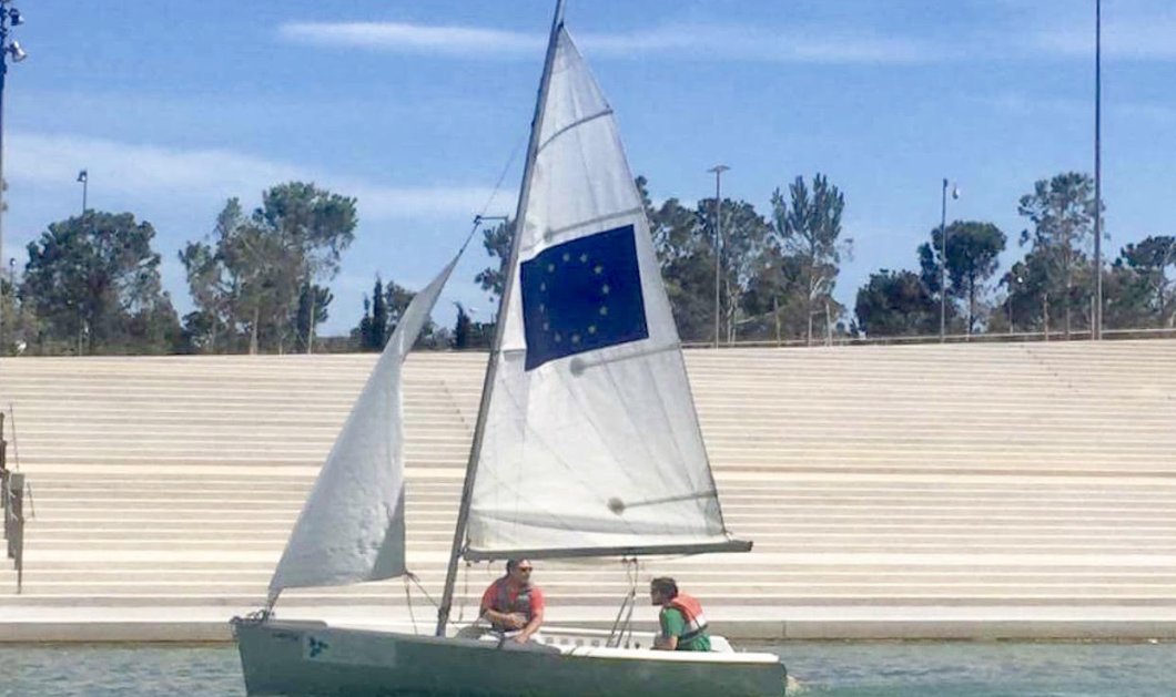 Η βάρκα της ημέρας της Ευρώπης στο ποταμάκι του Ιδρύματος Νιάρχου