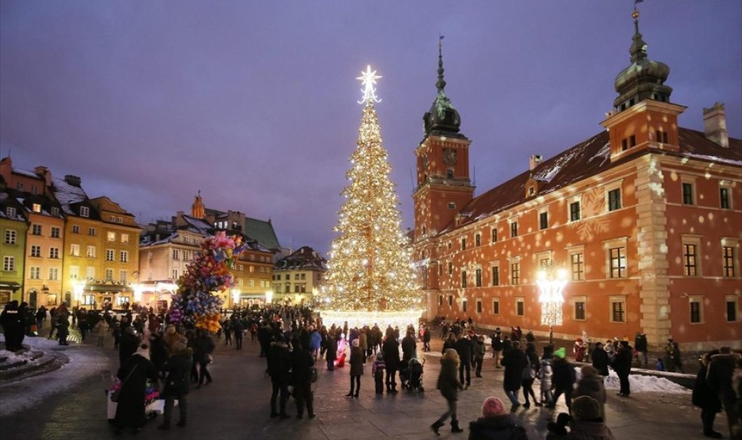 Χριστουγεννιάτικο δέντρο στην Παλιά Πόλη της Βαρσοβίας - EPA / PAWEL SUPERNAK
