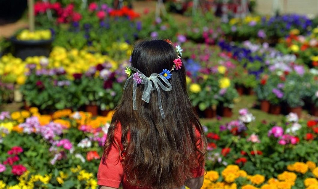 Νεαρή κοπέλα φωτογραφίζεται  στην είσοδο της ετήσιας ανθοκομικής έκθεσης της Βύβλου, βόρεια της Βηρυτού - EPA / WAEL HAMZEH 