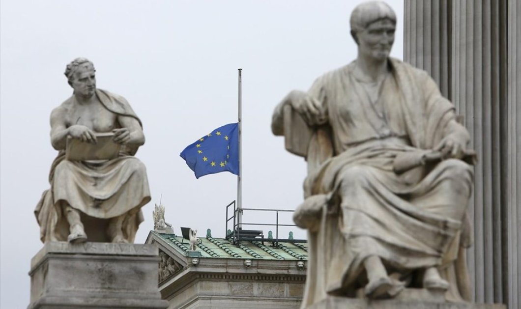 Η σημαία της Ε.Ε κυματίζει μεσίστια στο κοινοβούλιο της Βιέννης στην Αυστρία μετά το μακελειό στις Βρυξέλλες - REUTERS / LEONHARD FOEGER 