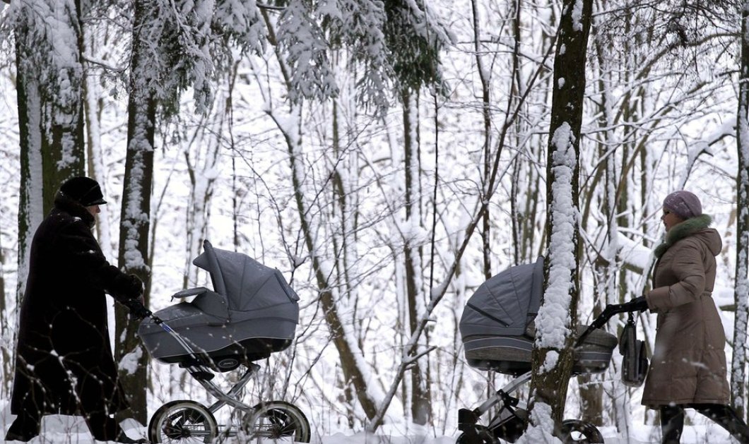 25/01/15: Ρωσίδες μητέρες αψήφισαν το κρύο και το χιόνι και έβγαλαν έξω τα μωράκια τους για βόλτα! Φωτό: Sergei Gapon/AFP