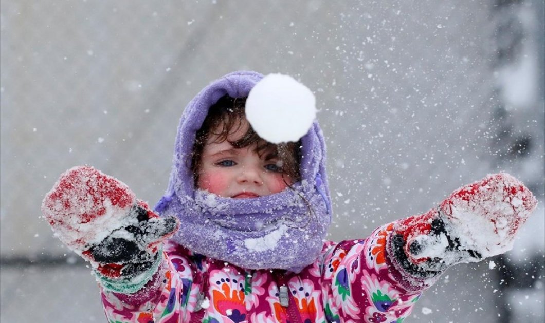 Ένα κορίτσι παίζει με το χιόνι στο Μπρούκλιν, στη Νέα Υόρκη - Picture: REUTERS / BRENDAN MCDERMID 