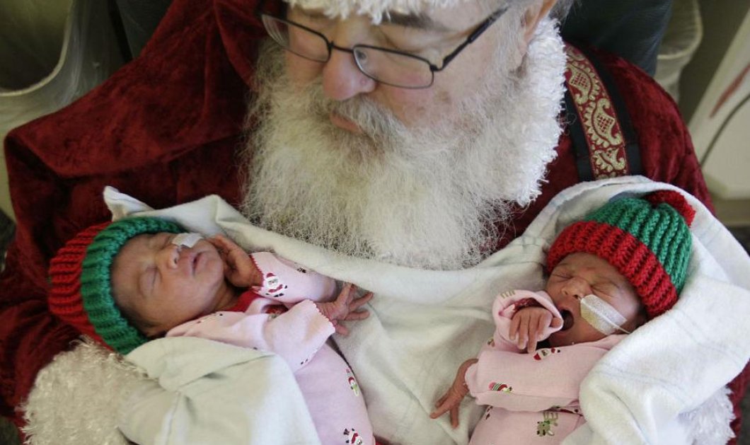 18/12/14 - O Άγιος Βασίλης αγκαλιά με 2 πανέμορφα νεογέννητα διδυμάκια για την πρώτη Χριστουγεννιάτικη φωτό τους - AP Photo/Houston Chronicle, Mayra Beltran
