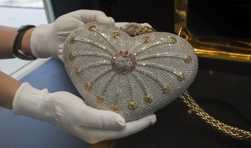 Η πιο ακριβή τσάντα στον κόσμο είναι στολισμένη με 4.517 διαμάντια 381,92 καρατιών - Φωτογραφία: EPA / ALEX HOFFORD