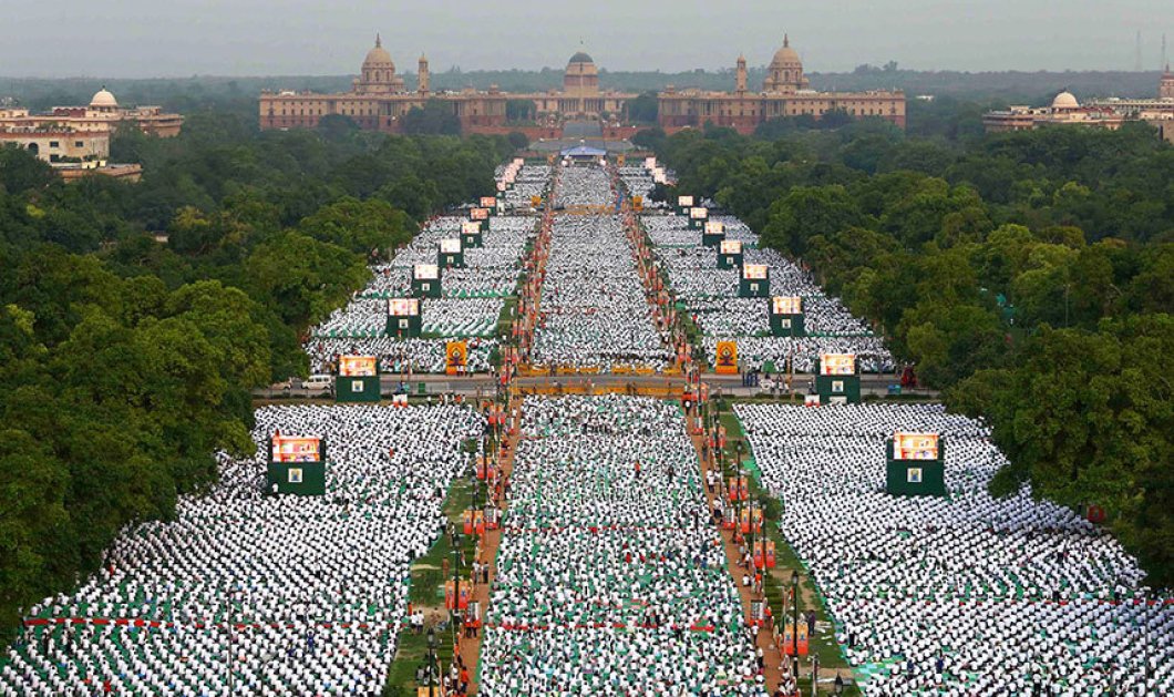 21/6/2015 - Χιλιάδες κόσμου έκαναν yoga στο Rajpath του Νέου Δελχί, γιορτάζοντας την 1η Παγκόσμια Ημέρα Yoga - Picture: AFP