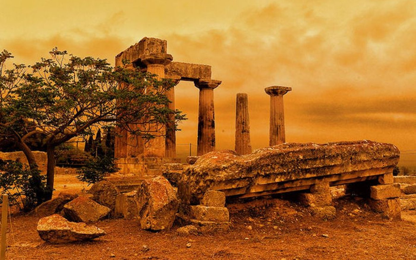 Φωτό ημέρας: Ο Ναός του Απόλλωνα κάτω από πέπλο αφρικανικής σκόνης ΑΠΕ-ΜΠΕ/ΒΑΣΙΛΗΣ ΨΩΜΑΣ