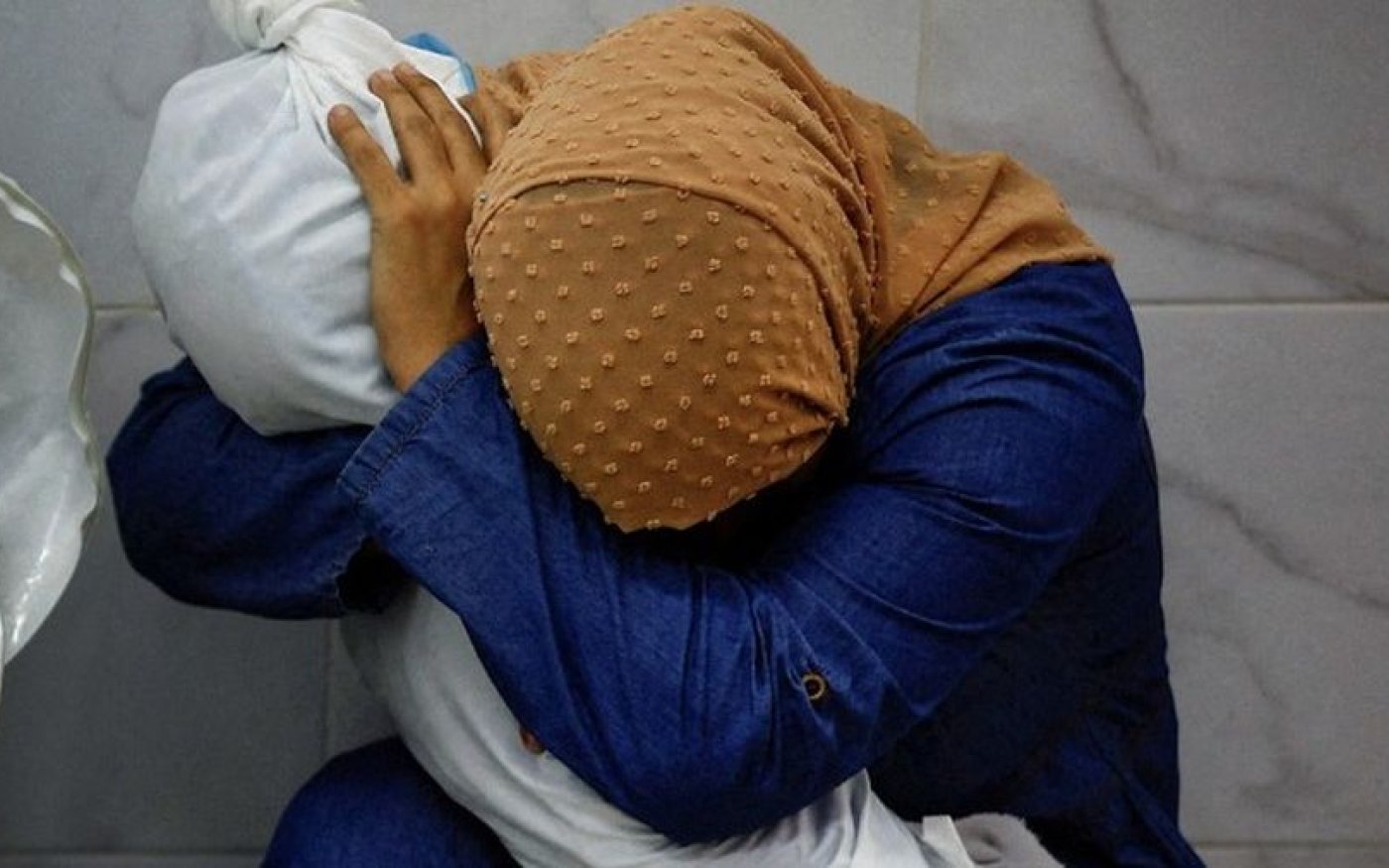 Φωτό ημέρας: Μία Παλαιστίνια κρατά το σαβανωμένο σώμα της ανιψιάς της 