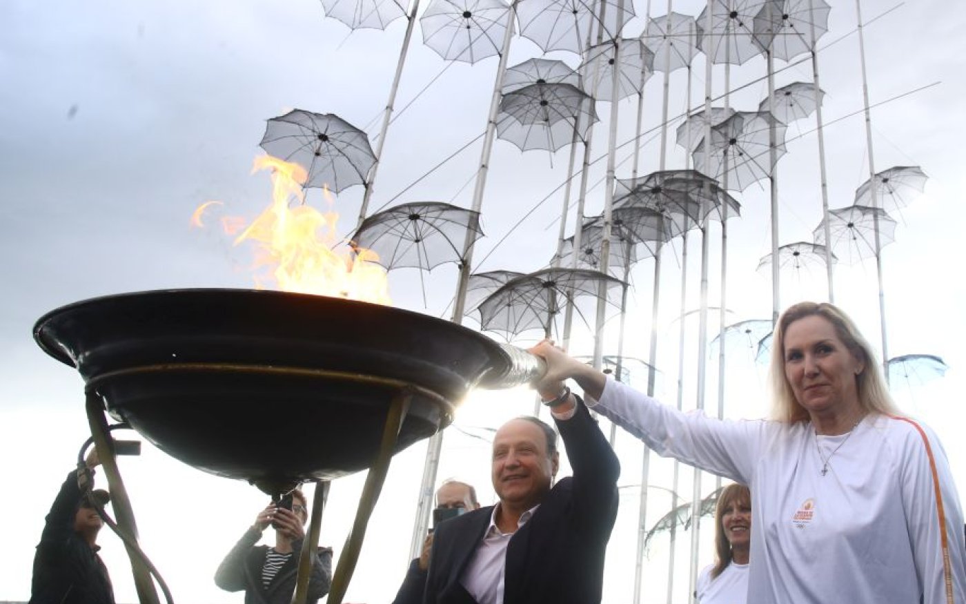 Φωτό ημέρας:  Η στιγμή που η Ολυμπιακή Φλόγα ανάβει στις Ομπρέλες του Ζογγολόπουλου - ΜΑΡΚΟΣ_ΧΟΥΖΟΥΡΗΣ/EUROKINISSI