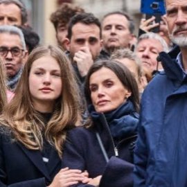 Τελικά μας έδειξαν και τη Λετίσια! Σύσσωμη η royal οικογένεια της Ισπανίας στη λειτουργία του Μ.Σαββάτου - Μαμά & κόρες-fashion icons με ζεστά παλτό (φωτό-βίντεο)