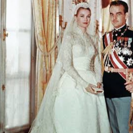 Ήταν Απρίλιος όταν η πιο chic star του Hollywood, Grace Kelly παντρεύτηκε τον Πρίγκιπα του παραμυθιού, τον γοητευτικό Ρενιέ του Μονακό - Εκείνη την ημέρα γράφτηκε ιστορία στο νυφικό & την κομψότητα (φωτό)
