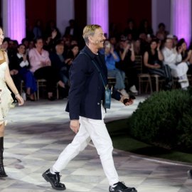 Athens Fashion Week: Ο Λάκης Γαβαλάς «έκανε» τα μαγικά του – Αισθησιακές διαφάνειες, σέξι κοψίματα & όπως πάντα diversity (φωτό)