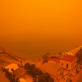 Καλαμάτα όπως λέμε Σαχάρα: Σοκαριστικές εικόνες από την μεσσηνιακή πρωτεύουσα – Έχει καλυφθεί με αφρικανική σκόνη (φωτό & βίντεο)