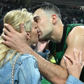 Κώστας Σλούκας: Με φιλιά στην γυναίκα του, Μαρίνα Δαρσινού, γιόρτασε το ρεκόρ των 29 πόντων, ο αρχηγός του Παναθηναϊκού – Δείτε φωτογραφίες 