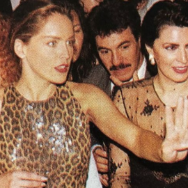 Όταν η Μιμή Ντενίση συνάντησε την Sharοn Stone το 1994 - Με κολλητό animal print το κορίτσι από το «Βασικό Ένστικτο», σοφιστικέ με a la garçon μαλλί η Μιμή Ντενίση 