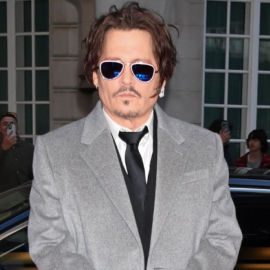 Johnny Depp: Ολική μεταμόρφωση - Πολύ αδυνατισμένος, κουρεμένος & περιποιημένος – Το κουστούμι με υπογραφή Christian Dior για την πρεμιέρα της νέας του ταινίας (φωτό & βίντεο)