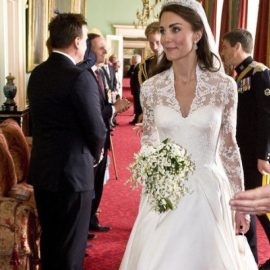 Αξέχαστη στιγμή: Όταν η Πριγκίπισσα Kate επέστρεψε στο παλάτι με το παραμυθένιο νυφικό της – Είχε μόλις βγει στο μπαλκόνι να χαιρετήσει τα πλήθη (φωτό & βίντεο)