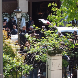 Θρήνος στην κηδεία του αδικοχαμένου αστυνομικού που καταπλακώθηκε από μπάζα στο Πασαλιμάνι – Λευκό φέρετρο & χειροκροτήματα (φωτό & βίντεο)