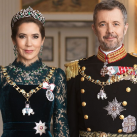 Βασιλιάς Φρέντερικ & Βασίλισσα Μαίρη: Το ζευγάρι της Δανίας «έβγαλε» επιτέλους τα επίσημα πορτραίτα του – Πολυτέλεια, τιάρες & παραδοσιακά ενδύματα (φωτό)