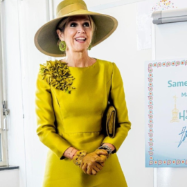 Βασίλισσα Μάξιμα: Κάθε μέρα διαφορετική fashion εμφάνιση! – Κατέπληξε με το lime satin φόρεμα με την υπογραφή του αγαπημένου της σχεδιαστή Maison Natan (φωτό)