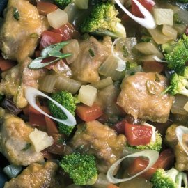 Γιάννης Λουκάκος: Ετοιμάστε εύκολα, γρήγορα & πετυχημένα ένα σπιτικό ασιατικό πιάτο με κοτόπουλο γλυκόξινο - Θα ξετρελάνει όλη την οικογένεια !