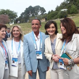 Νίκος Αλιάγας: Ο Έλληνας superstar της Γαλλίας ήταν οικοδεσπότης της Τελετής Αφής της Ολυμπιακής Φλόγας - Οι γυναίκες που τον "συνόδευσαν" 