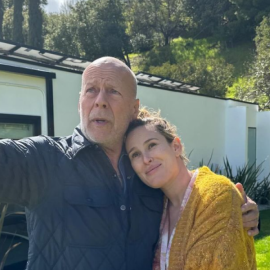 Bruce Willis: Σπάνια φωτογραφία του ηθοποιού που δίνει «μάχη» με την άνοια, αγκαλιά με την εγγονή του – «Ο καλύτερος Papous», γράφει η κόρη του (φωτό)