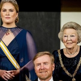 Χαγη επίσημη επίσκεψη - Blue black βελούδο για την πρώην Βασίλισσα Βεατρίκη, μπλε nuit για τη διάδοχο εγγονή της, Αμαλία (φωτό)