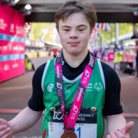Ρεκόρ Guinness! Ο 19χρονος Martin γίνεται ο νεαρότερος άνθρωπος με σύνδρομο Down που τερματίζει Μαραθώνιο -"Ο κόσμος τον επευφημούσε" (φωτό-βίντεο)