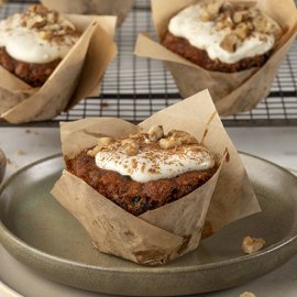 Άκης Πετρετζίκης: Φανταστικά carrot cake muffins - Χωρίς επεξεργασμένη ζάχαρη, με μέλι και σταφίδες και πεντανόστιμο γλάσο !