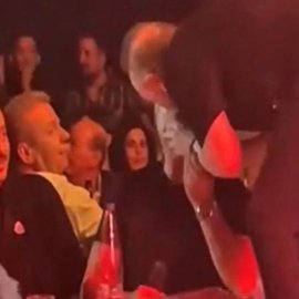 Δείτε σε βίντεο το viral φιλί του Σταμάτη Γονίδη στον Ζαφείρη Μελά!