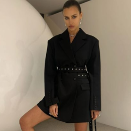 Irina Shayk: Το supermode με κομψό σακάκι από την νέα συνεργασία της H&M με τον οίκο μόδας Rokh – Δείτε πως το έκανε styling! (φωτό)