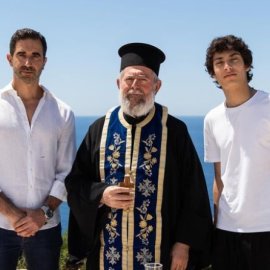 Μίλτος Καμπουρίδης: Αγιασμός στο One & Only στη Τζια - Οι πρώτες φωτό με τον παπά & τον γιο του