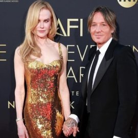 Nicole Kidman: Με ολόχρυση τουαλέτα Balenciaga έλαβε την υψηλότερη διάκριση στην καριέρα της - Χεράκι με τον σύζυγο της, Keith Urban (φωτό)