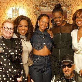 Oprah Winfrey: Συνάντηση κορυφής με την Michelle Obama & την Alicia Keys - Denim κοστούμι & crop top με ... φτερά! (Φωτό)