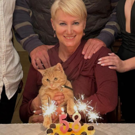 Η Νατάσα Παζαΐτη-Καραμανλή γιορτάζει τα 58 με όλη την οικογένεια – Αγκαλία με τον γάτο της Πέπε – Που είναι οι υπόλοιποι (φωτό)