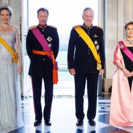 Έλαμψαν οι 2 βασίλισσες των Κάτω χωρών - Με αστραφτερή Armani τουαλέτα η Ματθίλδη, στα ροζ η Δούκισσα του Λουξεμβούργου (φωτό)
