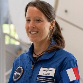 Topwoman η Sophie Adenot, Γαλλίδα αστροναύτης! Δηλώνει ακόμη μηχανικός, πιλότος, αλεξιπτωτίστρια & δασκάλα yoga! (φωτό-βίντεο)