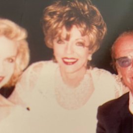 Η Joan Collins θυμάται: Όταν πόζαρε μαζί με τον Jack Nicholson & την Lynn Wyatt στη Γαλλική Ριβιέρα (φωτό)