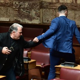 "Έπεσαν" μπουνιές στη Βουλή! Ο πρώην βουλευτής των Σπαρτιατών Κων/νος Φλώρος γρονθοκόπησε τον Βασίλη Γραμμένο της Ελληνικής Λύσης (φωτό)
