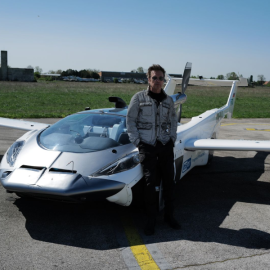 Δείτε βίντεο και φωτό, τον Ζαν Μισέλ Ζαρ να οδηγεί... ιπτάμενο αυτοκίνητο - Ο θρύλος της ηλεκτρονικής μουσικής κάνει βόλτα σε γη & αέρα