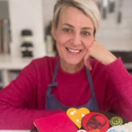 Top Woman, η Carol Dean: Στα 61 της «άφησε» πίσω σπουδαία καριέρα γραφίστριας & ακολούθησε το όνειρο της – Φτιάχνει τα καλύτερα μπισκότα στο Λονδίνο (φωτό)