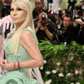 Donatella Versace για το Met Gala: Υπέρλαμπρη με πράσινη maxi τουαλέτα η σχεδιάστρια μόδας – Πλάι της στο κορυφαίο event, oι Jude Law & Andrew Scott (φωτό & βίντεο)