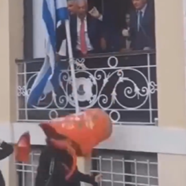 Σοκαριστικό βίντεο: Μπότης στην Κέρκυρα πέφτει πάνω σε κεφάλι αμέριμνης περαστικής – Ευτυχώς, όλα καλα!